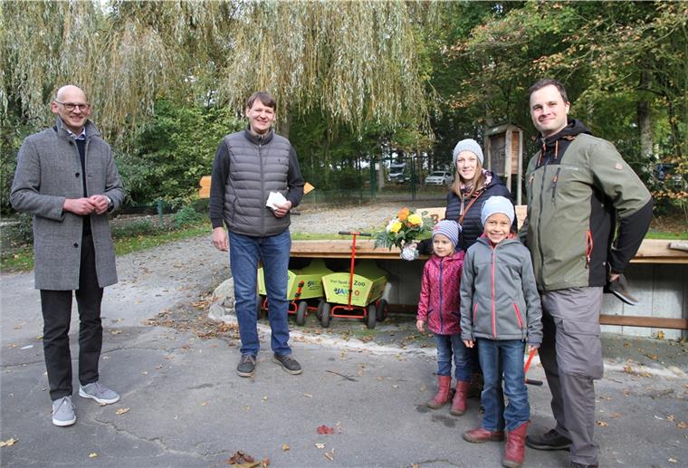 Zoo Wingst ist beliebtes Ausflugsziel Jan-Christoph Klein (r.) ist der 80.000. Zoo-Besucher in diesem Jahr. Bürgermeister Pawlowski (l.) und Zoochef Grothmann gratulierten dem Misselwardener, der in Begleitung von Nicole Schneider und den Nichten Myla und Nika die Wingst besucht hatte.