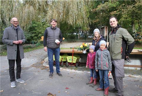 Jan-Christoph Klein (r.) ist der 80.000. Zoo-Besucher in diesem Jahr. Bürgermeister Pawlowski (l.) und Zoochef Grothmann gratulierten dem Misselwardener, der in Begleitung von Nicole Schneider und den Nichten Myla und Nika die Wingst besucht hatte.