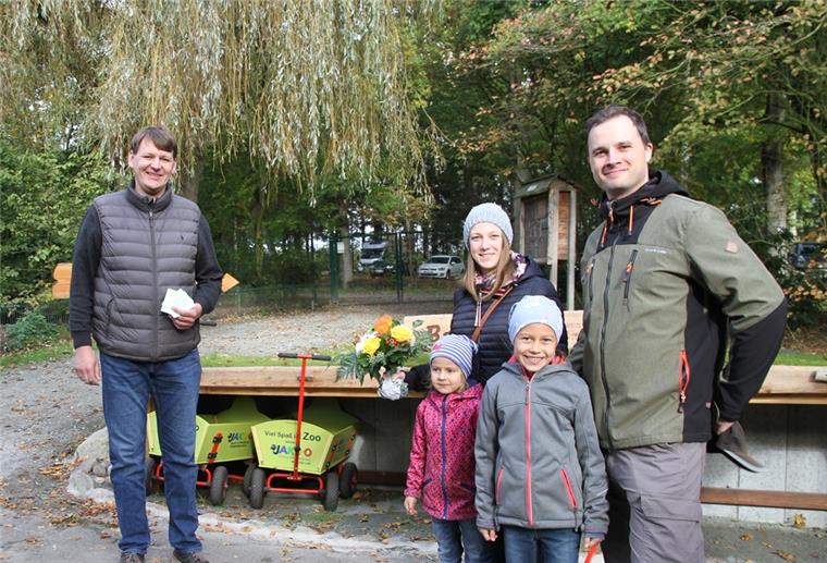 Auch die Zoos in der Region sind geschlossen Jan-Christoph Klein (r.) war der 80.000. Zoo-Besucher in diesem Jahr in der Wingst. Zoochef Dr. Pierre Grothmann (l.) gratulierte dem Misselwardener, der in Begleitung von Nicole Schneider und den Nichten Myla und Nika die Wingst besucht hatte.
