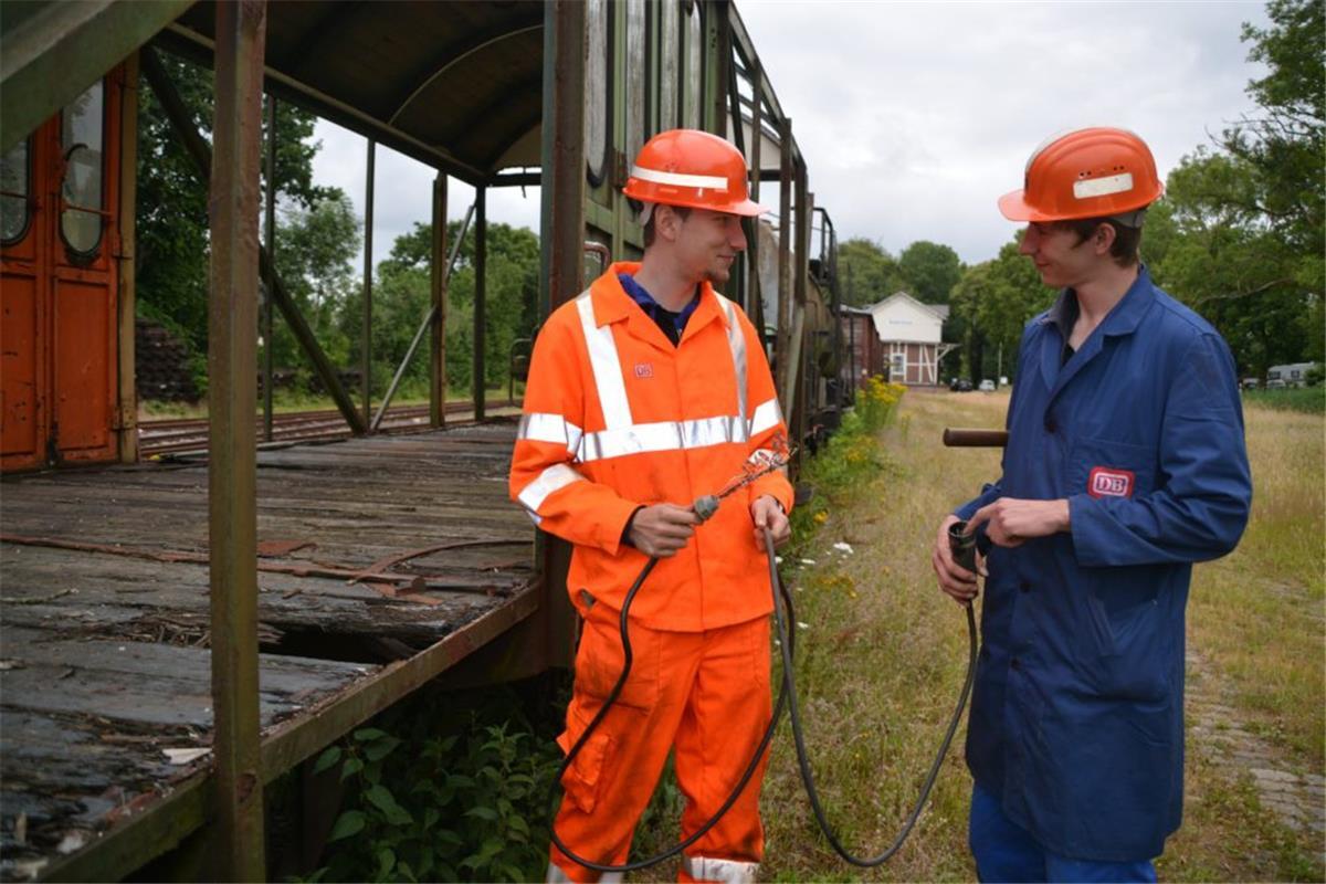 Museumsbahnverein Bad Bederkesa: Wer hilft mit? Jan-Hendrik Thien (links) und David Auth engagieren sich in der Demontage der alten Waggons am alten Beerster Bahnhof. Heute haben die Jungs eine 13-polige Datenleitung ausgebaut, die noch verwendet werden kann.