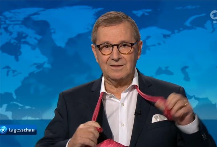 „Tagesschau“-Chefsprecher Jan Hofer hat sich verabschiedet Hamburg: Jan Hofer, Chefsprecher der "Tagesschau", zieht sich nach seiner letzten Nachrichtensendung die Krawatte aus (Screenshot).
