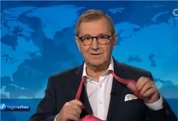  Hamburg: Jan Hofer, Chefsprecher der "Tagesschau", zieht sich nach seiner letzten Nachrichtensendung die Krawatte aus (Screenshot). 