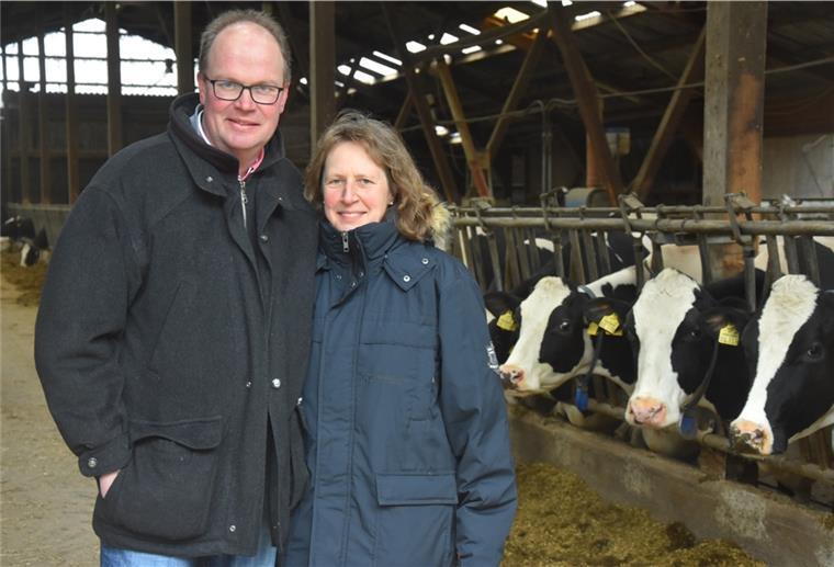 Kaisers Kühe geben bald Biomilch Das Foto zeigt Jan Kaiser mit seiner Frau Sabine im Boxenlaufstall.