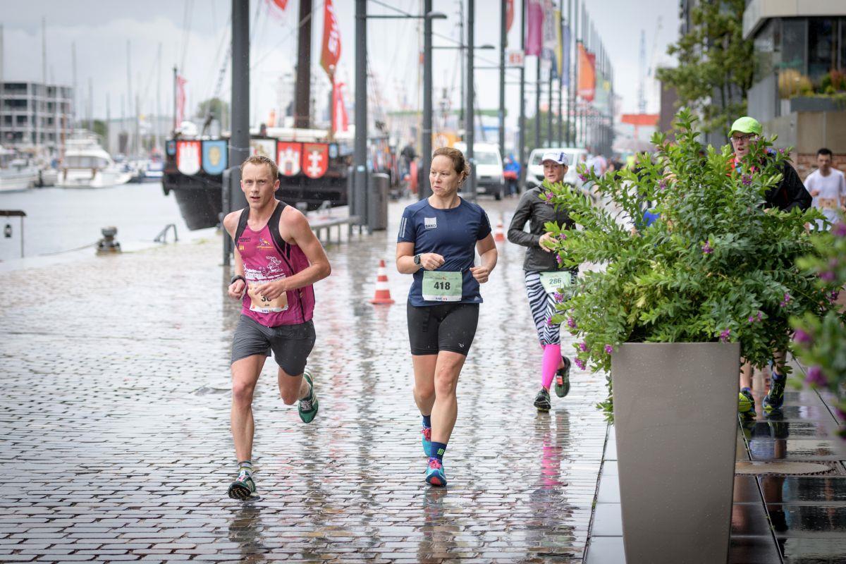 Jan Kaschura (links) störte sich auch an der Kaje kaum am Regen. Er gewann in 3:22 Stunden. Foto: Masorat