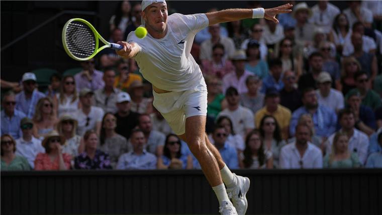Siegemund feiert Wimbledon-Coup - Struff gegen Alcaraz raus Jan-Lennard Struff streckt sich vergeblich.