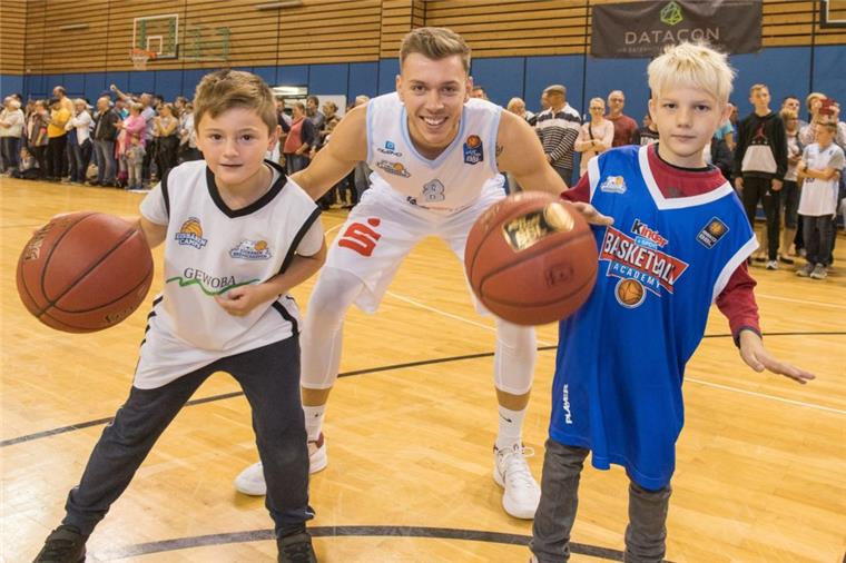 "Tag der Fans" bei den Eisbären Bremerhaven - mit Bildern Jan Niklas Wimberg zeigt Corey Kühne und Collin Thies das Dribbeln.