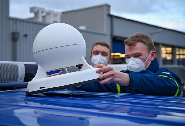 Katastrophenschutz: Bremerhaven bekommt mobile Sirene Jan Ole Prost (rechts) und Philip Gulde vom THW stellen eine mobile Sirene aufs Autodach.