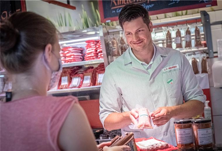 Bewusster Fleischkonsum aus Spaden kommt an Jan-Peter Mehring von Mühlenbeck Fleischwaren in Spaden, zeigt seine Schweinefleischprodukte aus Offenstallhaltung.