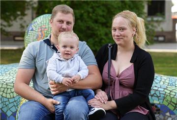 Jan-Philipp und Michelle Weinhold mit ihrem Sohn Finn. Der Einjährige hat eine seltene Immunkrankheit.