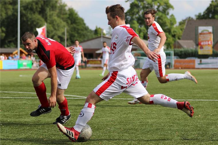 Fußballer des SV Brake mühen sich in die zweite Pokalrunde Jan Speer (am Ball) bereitete die Braker Führung in Berne in der 16. Minute vor. Er war in der vergangenen Saison mit den A-Junioren des SVB in die Landesliga aufgestiegen.