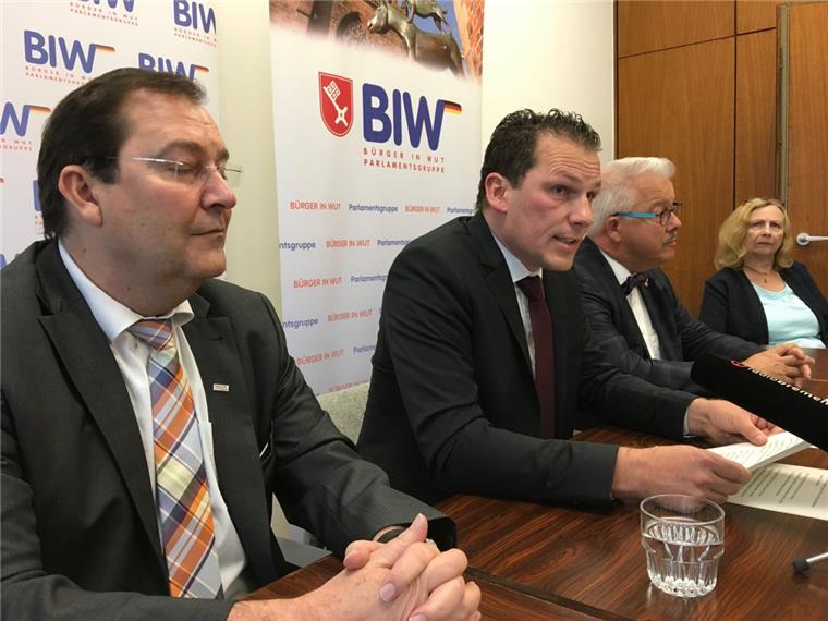 „Bürger in Wut“ verklagen die Bremer Landesregierung Jan Timke (Mitte) erläuterte mit den anderen BIW-Abgeordneten die Klage gegen den Bremer Senat.