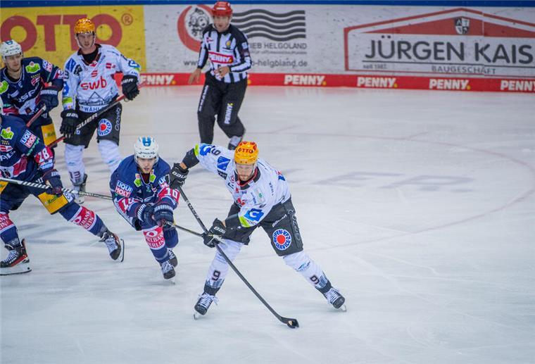 Pinguins verlieren knapp gegen die Eisbären aus Berlin Jan Urbas bleibt gegen Berlin ohne Torerfolg.