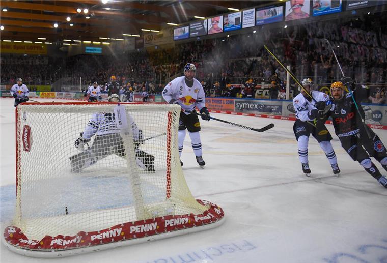 Finale oho! Ein besonderer Sieg für die Fischtown Pinguins Jan Urbas erzielte das umjubelte Führungstor für die Fischtown Pinguins.