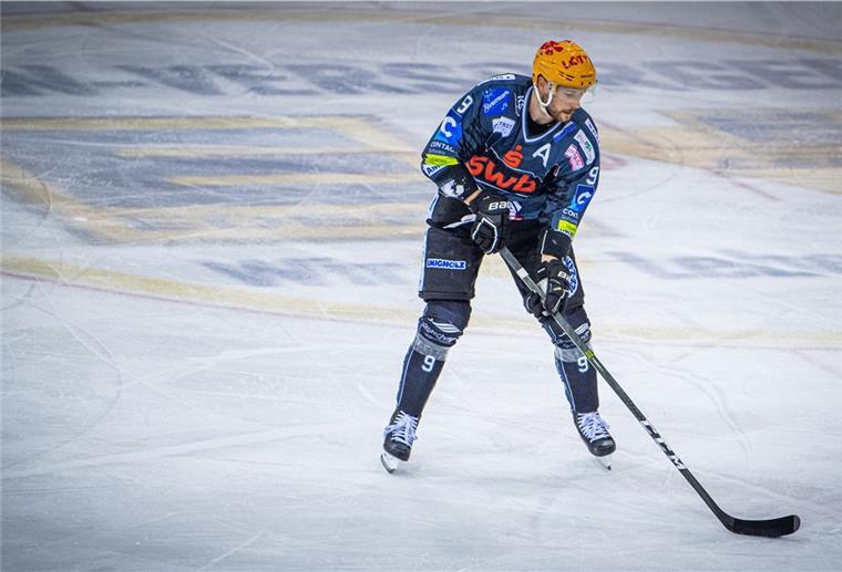 Pinguins-Stürmer Urbas hofft auf ausverkaufte Eisarena Jan Urbas ist der beste Torschütze der Pinguins in der Hauptrunde.