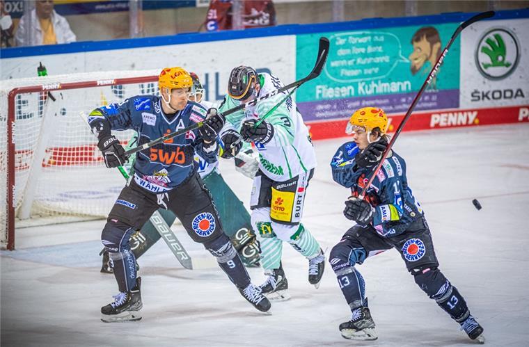 Überlegene Pinguins verlieren nach Penaltyschießen Jan Urbas (links) und Ziga Jeglic hatten zahlreiche Torchancen, konnten den Bietigheimer Keeper jedoch nur einmal im Penaltyschießen überwinden.