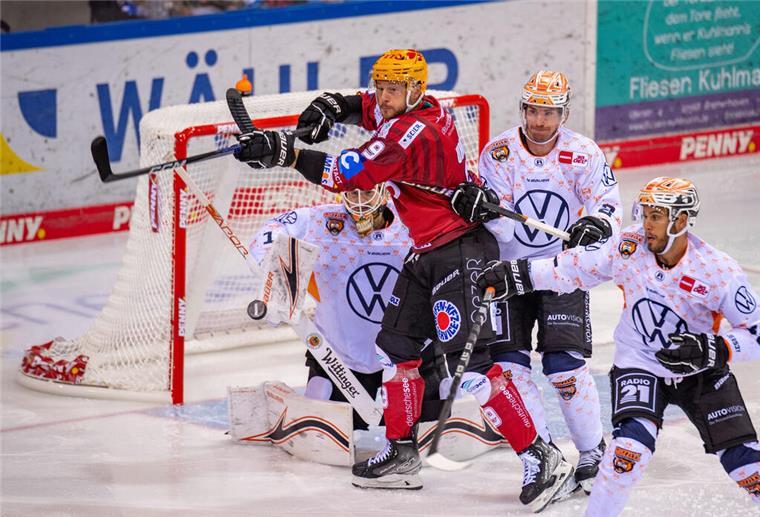 Jan Urbas (rotes Trikot) will mit den Fischtown Pinguins in Nürnberg wieder jubeln.