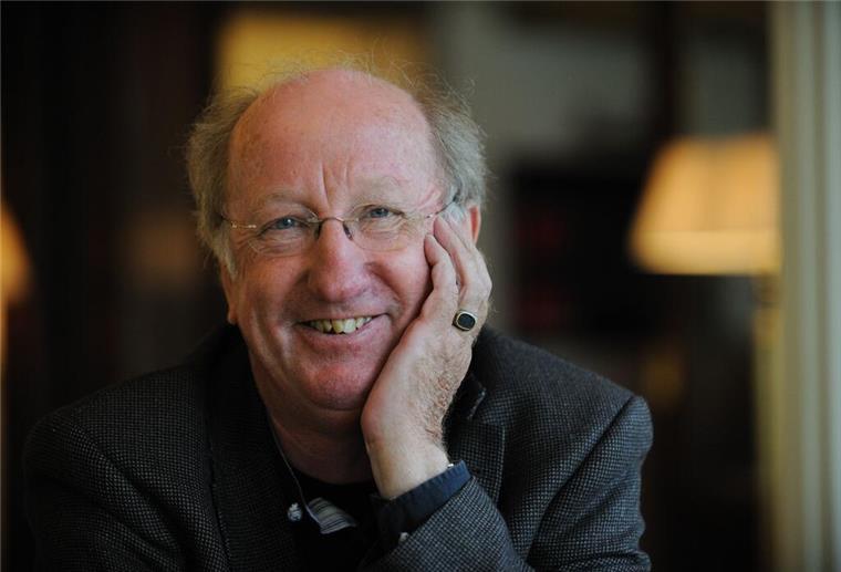 Ein älterer Mann mit Brille lächelt in die Kamera. Jan-Uwe Rogge, 1947 geboren, ist seit fast 50 Jahren als Familien- und Kommunikationsberater tätig und hat mehrere Sachbücher zu Erziehungsthemen geschrieben.
