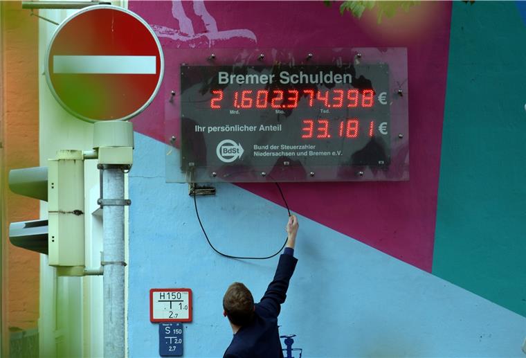 Bremer Schuldenuhr zeigt rasanten Schuldenzuwachs Der Haushaltsreferent stellt die Bremer Schuldenuhr um.