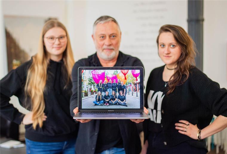 „Artspace“ Festival: Auf Entdeckungsreise in der Alten Bürger Vorgespräch zur Kulturveranstaltung Artspace in der Alten Bürger 2024. Im Bild: Ein Rückblick auf die Veranstaltung in 2023 mit einem Foto des Organisationsteams (hinten von links): Jana Herford, Felke Schloßhauer, Martha Hildebrandt, Swantje Schäfer, Anika Huhle und Jens Rillke. Mit (vorn von links): Jana Ebeling, Annika Jaeger, Marie Garms und Stefanie Krämer.