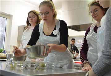 Jana Reiswich aus Zeven richtet einen Obstsalat an. Die 16-Jährige will zwar noch ihr Abi machen, schließt aber eine Ausbildung in einem Hotel oder Restaurant nicht aus.
