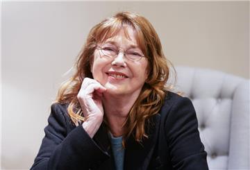 Jane Birkin, englisch-französische Sängerin und Schauspielerin, sitzt während eines Fototermins im Hotel Vier Jahreszeiten.