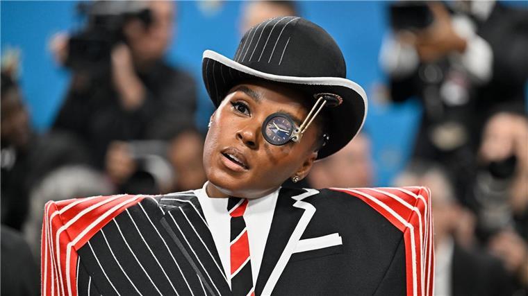 Janelle Monae trug ein auffälliges Outfit.