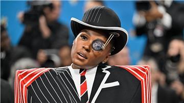 Janelle Monae trug ein auffälliges Outfit.