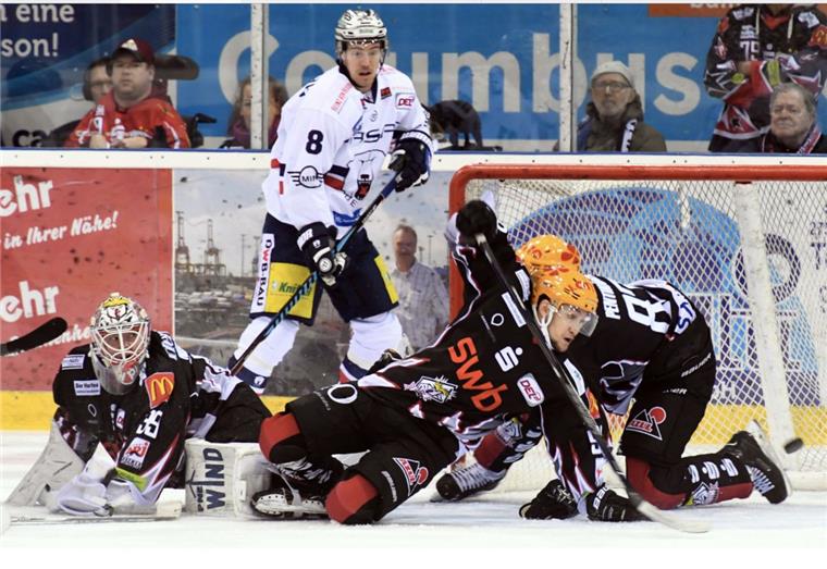 Jani Nieminen lobt seine Vorderleute Jani Nieminen (links) kann sich auf seine Vorderleute verlassen.