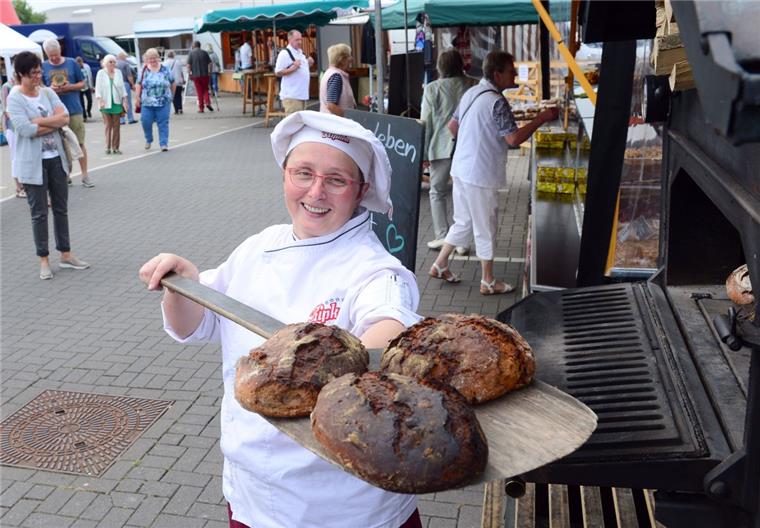 Fischereihafen: Käse und andere Leckereien auf dem Bauernmarkt Janina Schubert serviert Brot auf dem Bauernmarkt im Fischereihafen.