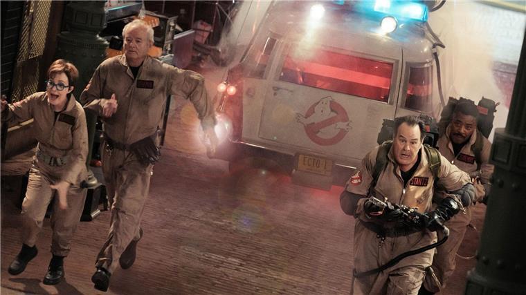 Janine (Annie Potts), Peter (Bill Murray), Ray (Dan Aykroyd) and Winston (Ernie Hudson) (l-r) in einer Szene des Films „Ghostbusters: Frozen Empire“.