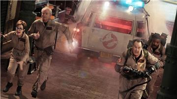 Janine (Annie Potts), Peter (Bill Murray), Ray (Dan Aykroyd) and Winston (Ernie Hudson) (l-r) in einer Szene des Films „Ghostbusters: Frozen Empire“.