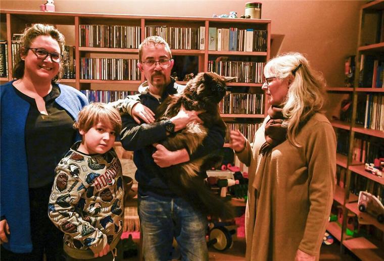 Hier stimmt was nicht: Hauskatzen verschwinden spurlos Janna Weißgerber (links), Sohn Emil und Mutter Marleen sorgen sich mit Jörn Rogge um die Katzen von Stemmen.