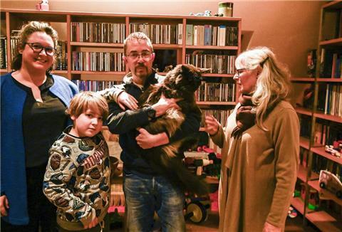 Janna Weißgerber (links), Sohn Emil und Mutter Marleen sorgen sich mit Jörn Rogge um die Katzen von Stemmen.