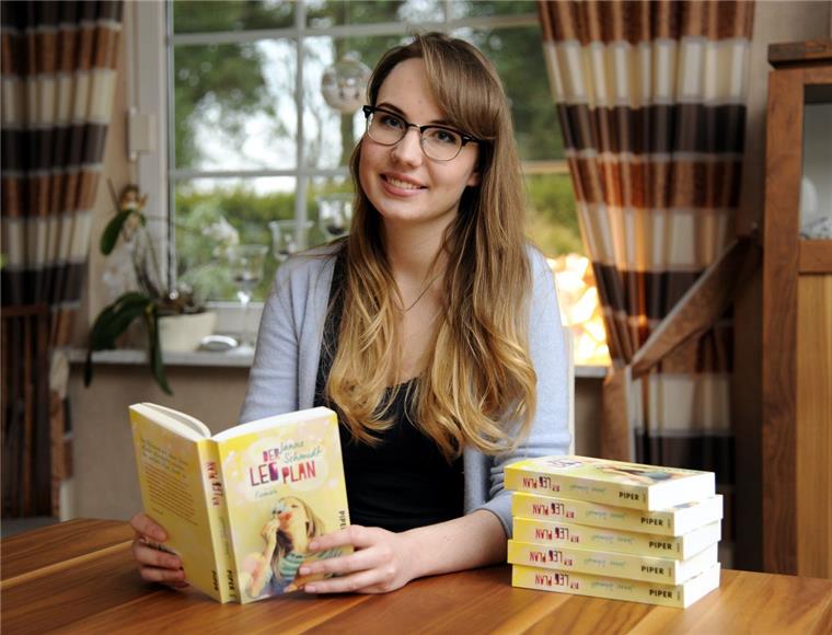Janne Schmidt: Schreiben soll mein Hobby bleiben Janne Schmidt hat den "Der Leo-Plan" beim Piper-Verlag veröffentlicht. Foto Scheschonka
