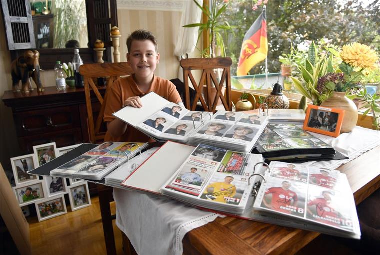 Merkel und Bush hat er schon: Bremerhavener Autogrammjäger (12) will Weltrekord knacken Jannes Hanske mit seinen gesammelten Werken: Angela Merkel schickt ihm seit der ersten Anfrage wöchentlich Autogrammkarten, das Parteibuch oder Portraitbilder im DIN A3-Format. Jannes nimmt´s mit Humor und nennt sie "meine spezielle Freundin."
