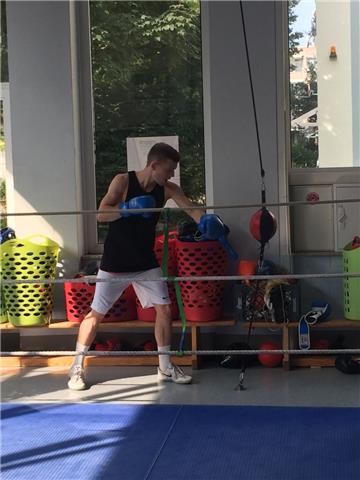 Jannes Hundt zeigt schon vor dem Training seine Boxkünste.- Foto: Zinn