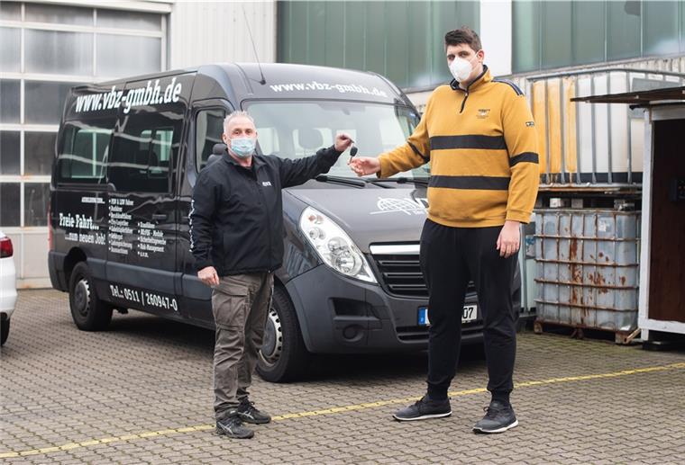 Der längste Deutsche? Mit 2,24 Meter wächst Jannik nicht mehr Jannik Könecke ist 2,24 Meter groß und einer der größten Deutschen. Damit der 20-jährige seinen Führerschein machen konnte, wurde eigens ein Transporter für ihn umgebaut.