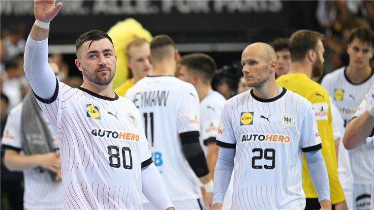 Handball-Teams holen sich Selbstbewusstsein für Olympia Jannik Kohlbacher bedankt sich bei den Fans für die Unterstützung.