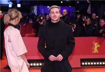 Jannik Schümann geht am Eröffnungsabend der Berlinale über den Roten Teppich.