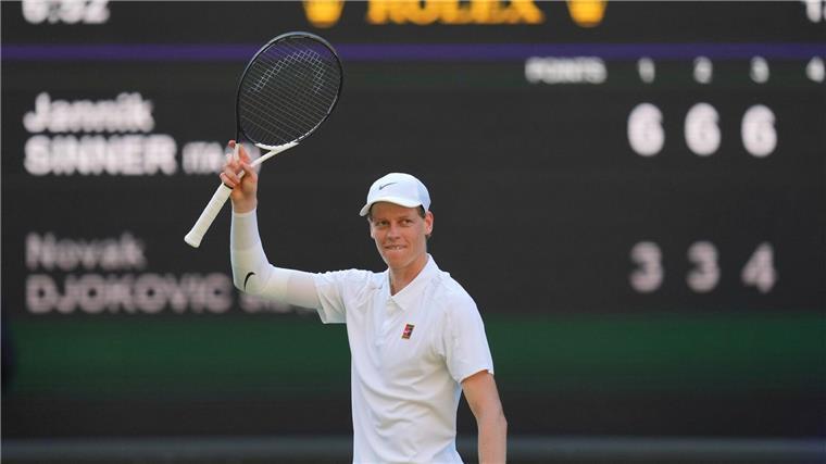Djokovic sieht Alcaraz als Favorit für Wimbledon-Finale Jannik Sinner jubelt nach seinem glatten Sieg gegen Novak Djokovic.