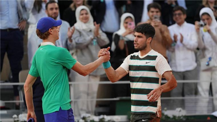 Trump auf Tribüne: Historisches Finale Sinner kontra Alcaraz Jannik Sinner (l) und Carlos Alcaraz (r) stehen sich zum dritten Mal nacheinander im Endspiel eines Grand-Slam-Turniers gegenüber.