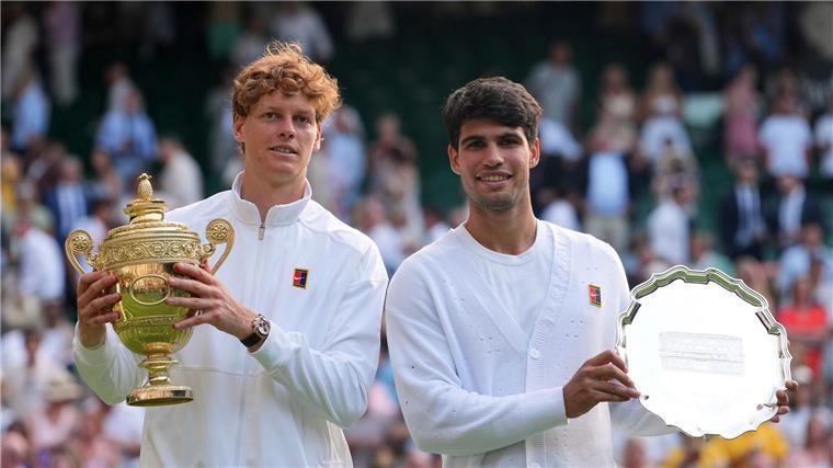 Mitglied in einem besonderen Tennisclub Jannik Sinner (links) lobte im Interview nach dem Spiel seinen Gegner Carlos Alcaraz.