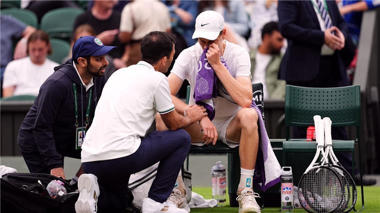 Titelkandidat Sinner scheidet im Wimbledon-Viertelfinale aus Jannik Sinner musste während der Viertelfinal-Partie eine medizinische Auszeit nehmen.