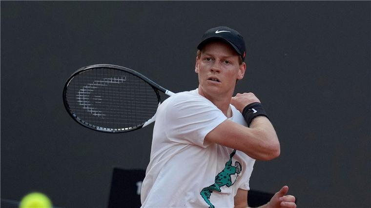 „Habemus Sinner“: Tennisstar nach Sperre im Trubel gefeiert Jannik Sinner tritt nach seiner Dopingsperre in Rom erstmals wieder an.