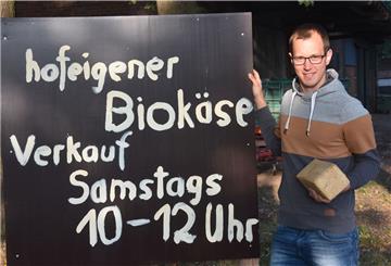 Jannis Klindworth aus Ippensen verkauft Bio-Käse ab Hof. „Wir wollten auch mal neue Wege gehen und versuchen, mehr Geld aus der Milch zu machen“, sagt der 29-Jährige. Vier verschiedene Sorten Käse sind bei ihm erhältlich.