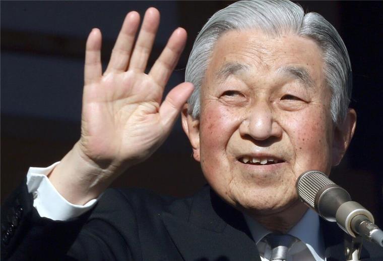 Japans moralisches Gewissen - Kaiser Akihito wird 90 Japans ehemaliger Kaiser Akihito winkt auf dem verglasten Balkon seines Palastes. Akihito wird am 23. Dezember 90 Jahre alt.