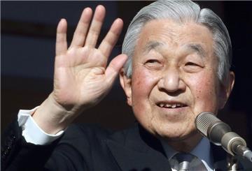 Japans ehemaliger Kaiser Akihito winkt auf dem verglasten Balkon seines Palastes. Akihito wird am 23. Dezember 90 Jahre alt.
