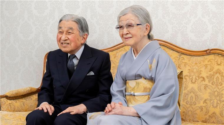 Die Stütze der Nation - Japans Ex-Kaiserin Michiko wird 90 Japans frühere Kaiserin Michiko wird 90 Jahre alt. Ihr Mann, Ex-Kaiser Akihito, macht sich um sie Sorgen. (Archivbild)
