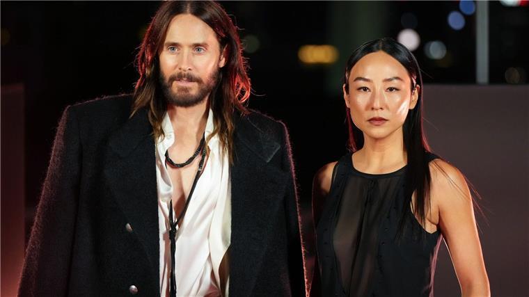 „Tron: Ares“: Science-Fiction-Fantasie oder Zukunftsvision? Jared Leto (links) ist im Film Ares, ein Programm, das als KI-Soldat in die reale Welt eintritt - hier ist er bei einem Fototermin mit Kollegin Greta Lee in Berlin zu sehen. (Archivbild)