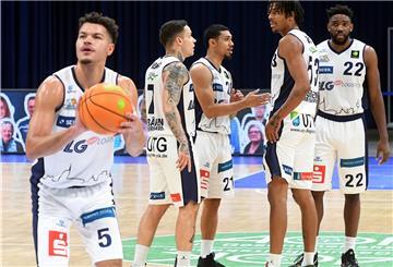 Jarelle Reischel (links) feierte mit den Eisbären den fünften Sieg in Folge.